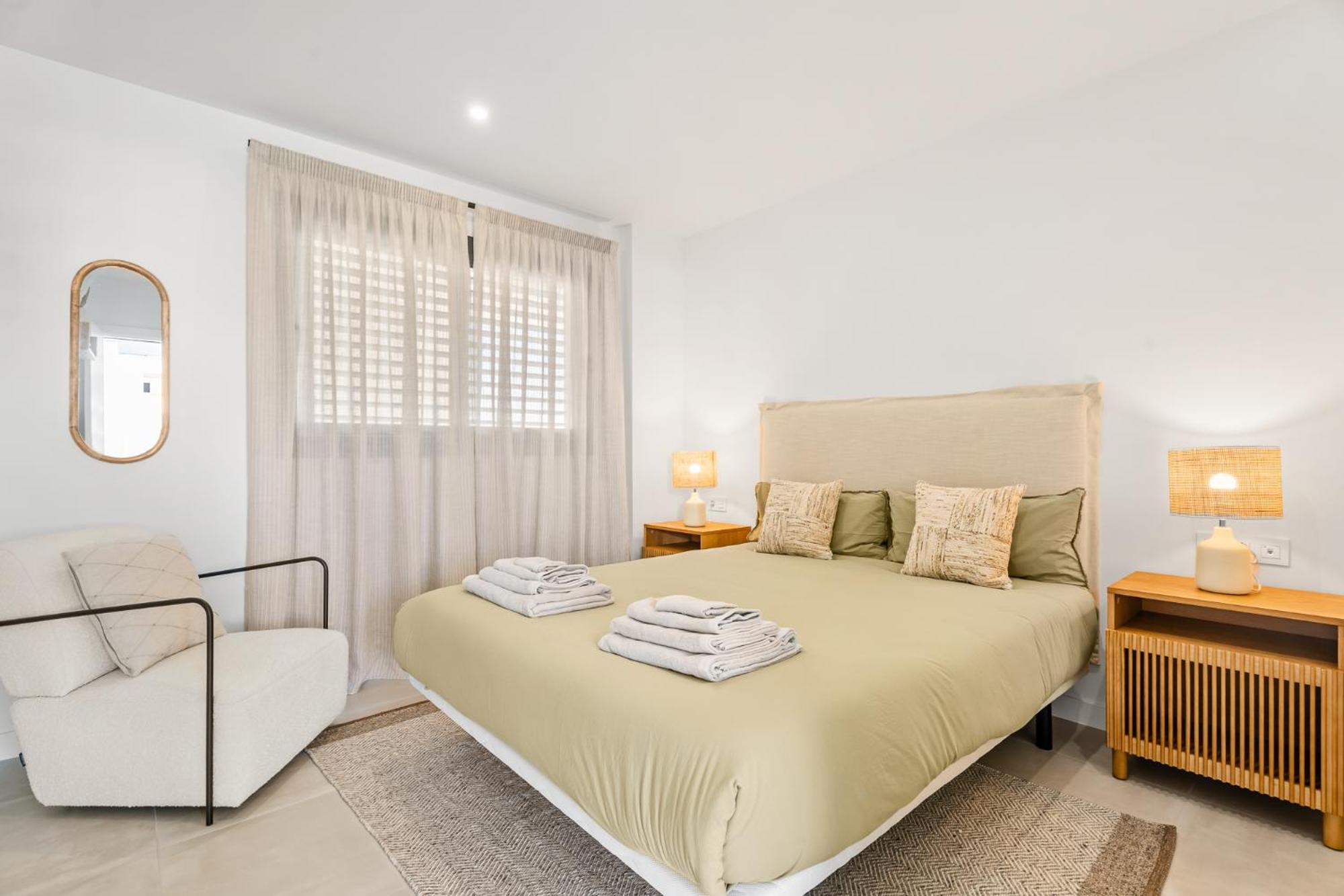 Stylish 2br Pool & Balcony Appartamento