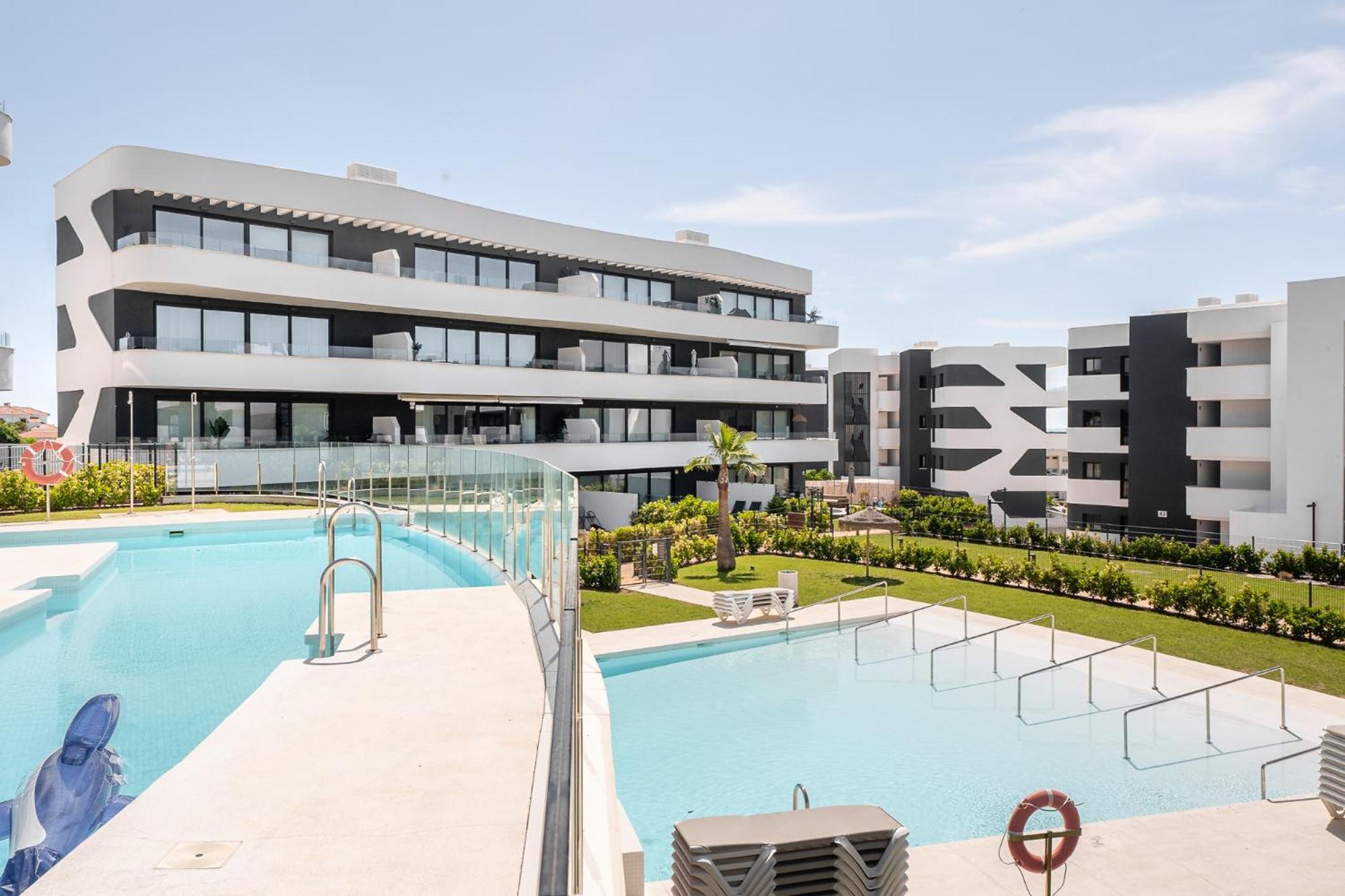 Stylish 2br Pool & Balcony