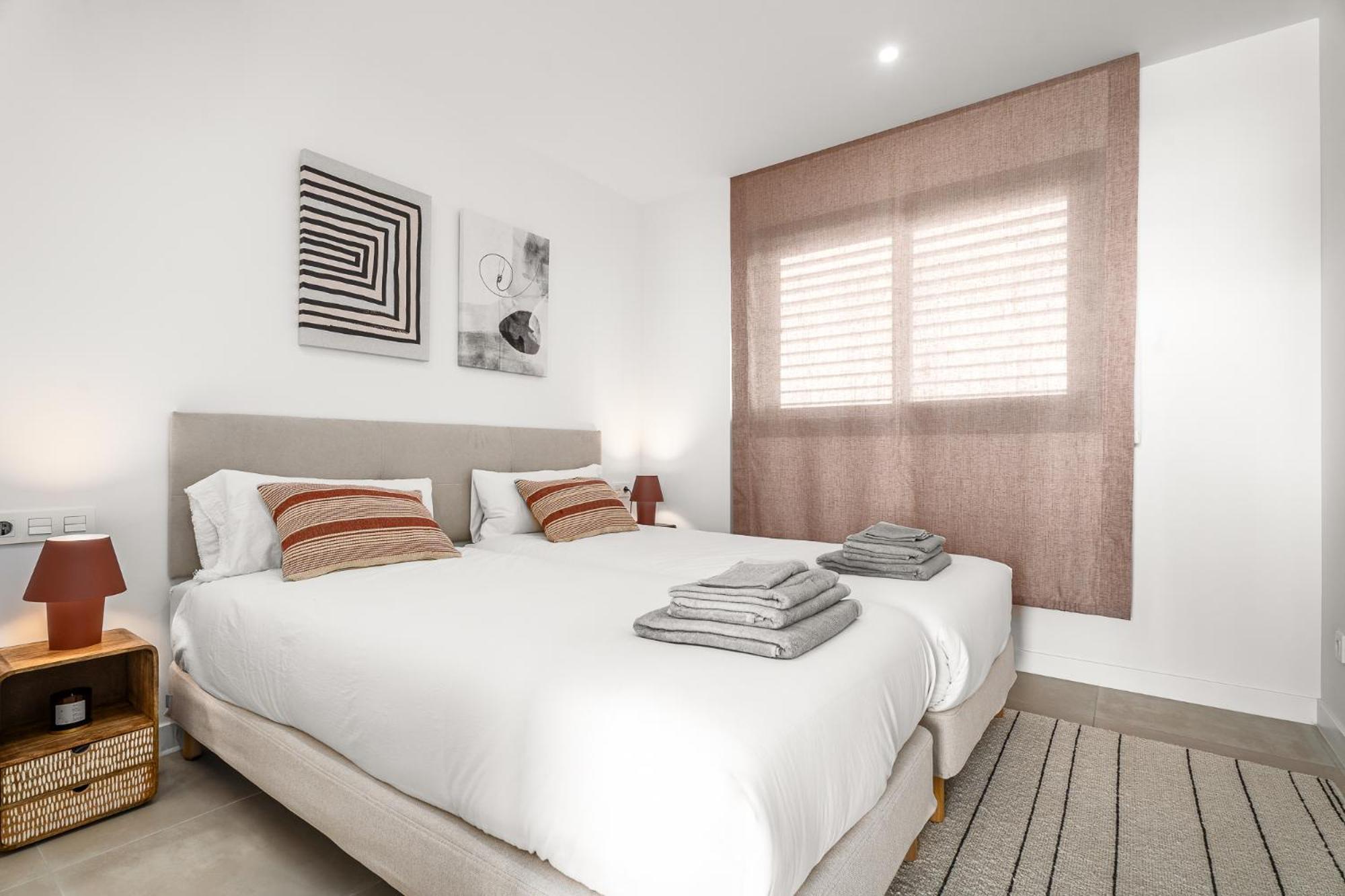 Stylish 2br Pool & Balcony *