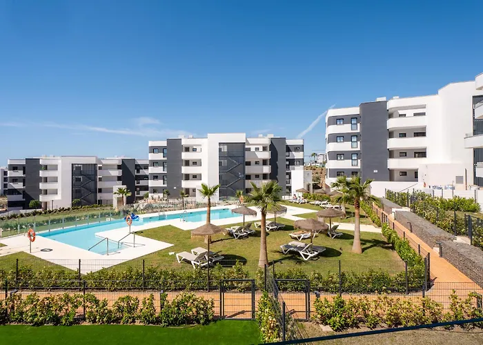 Stylish 2Br Pool & Balcony