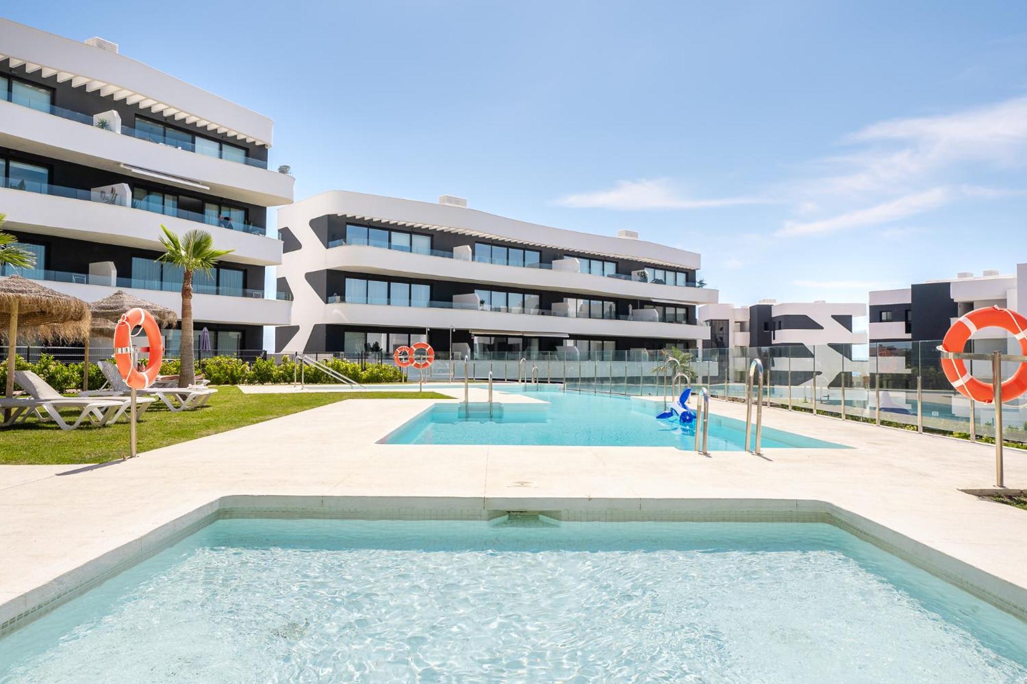 Stylish 2br Pool & Balcony Apartament