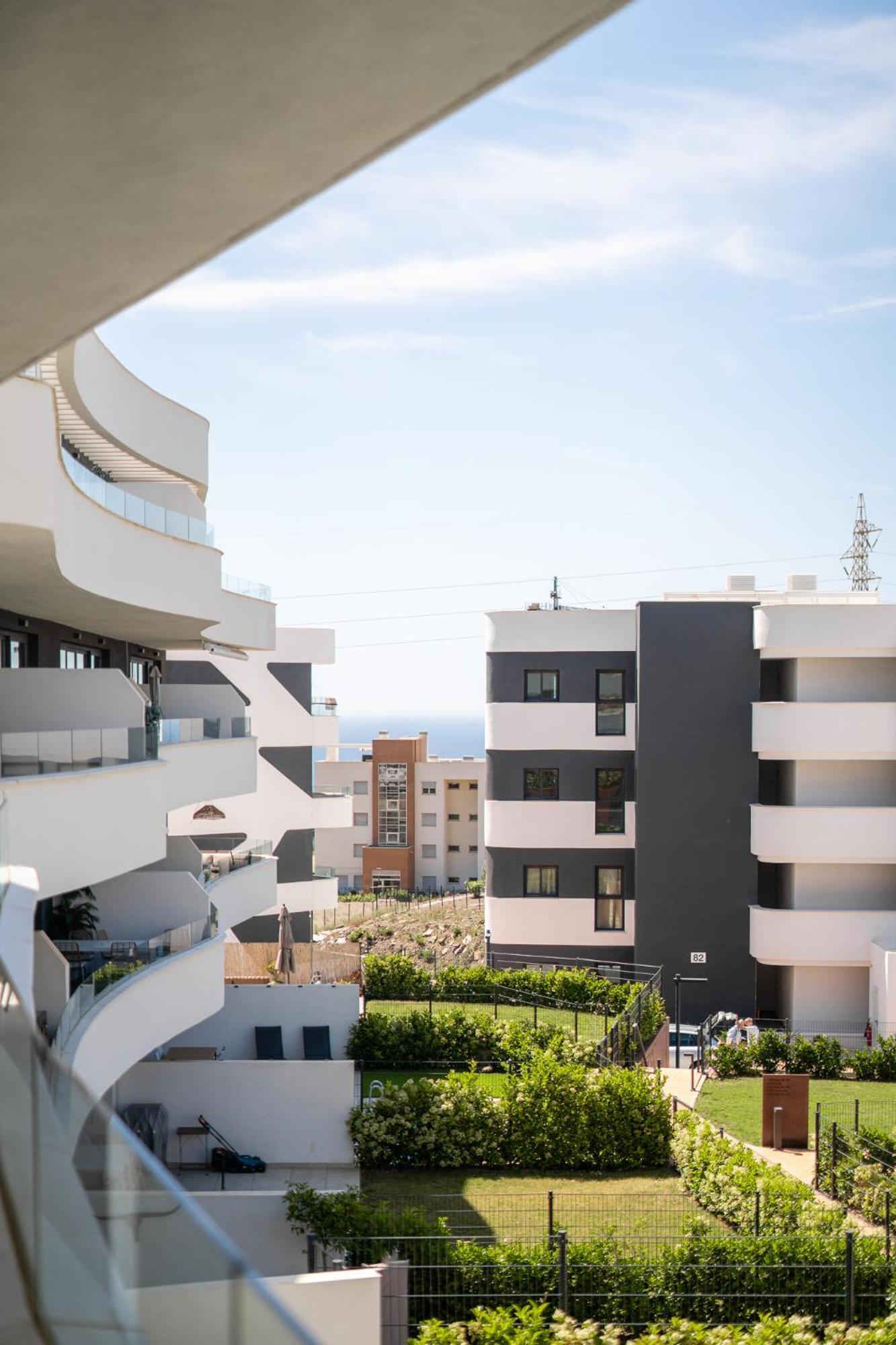 Stylish 2br Pool & Balcony